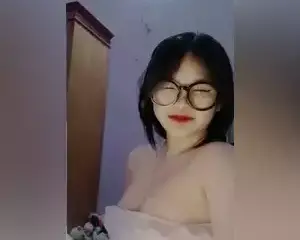 Bé Lan Anh kính chào các anh em đồng dâm nay em show hàng cho các anh xem Phe